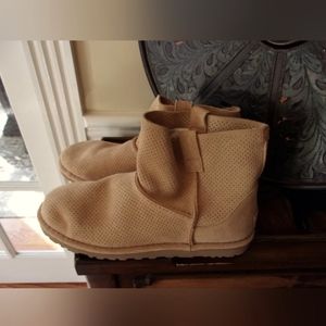 UGG Australia Beige Ankle Bootie Boots. Size 9 in Greta condition